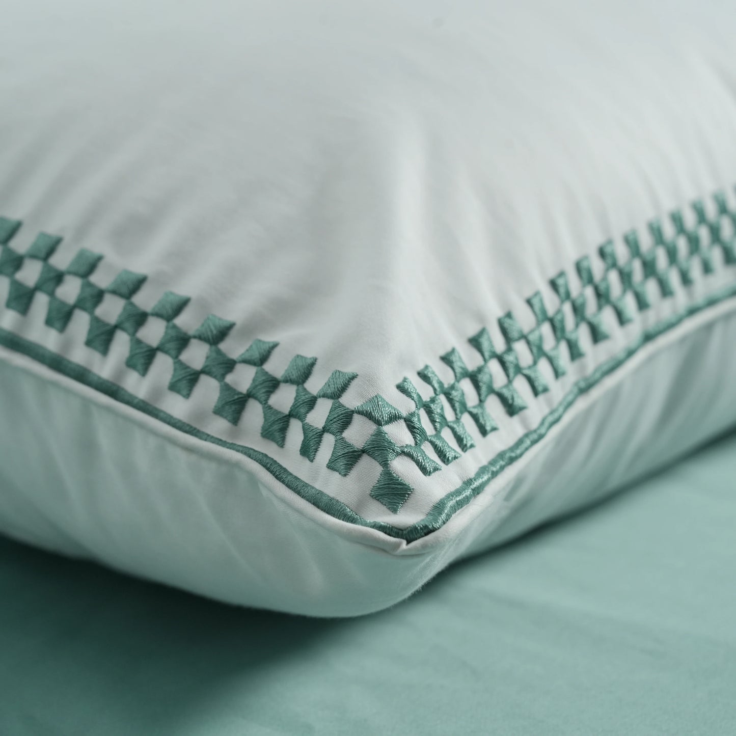 Junoon Ice Green (400 TC) - 100% Cotton King-Size Bedsheet + 4 Pillow Covers