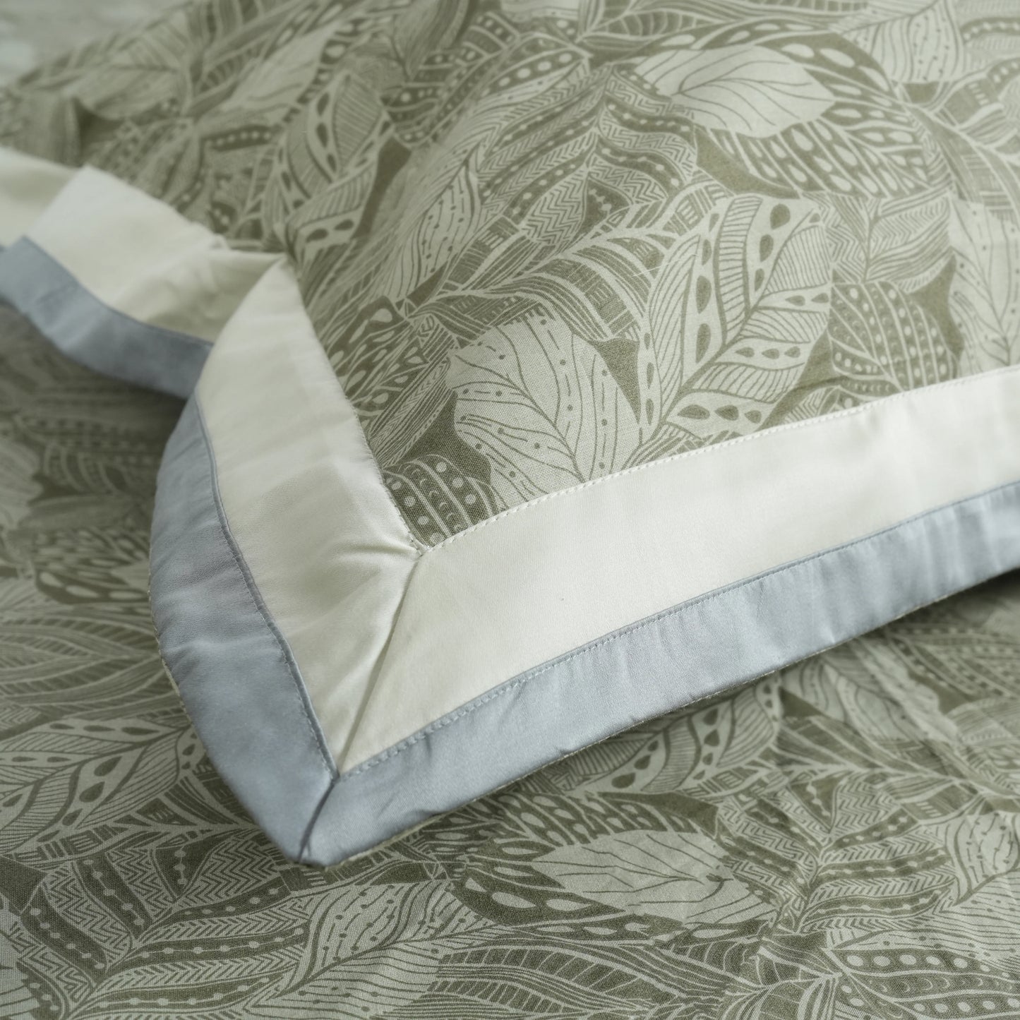 Lavish Green Apple 100% Cotton King-Size Bedsheet + 2 Pillow Covers