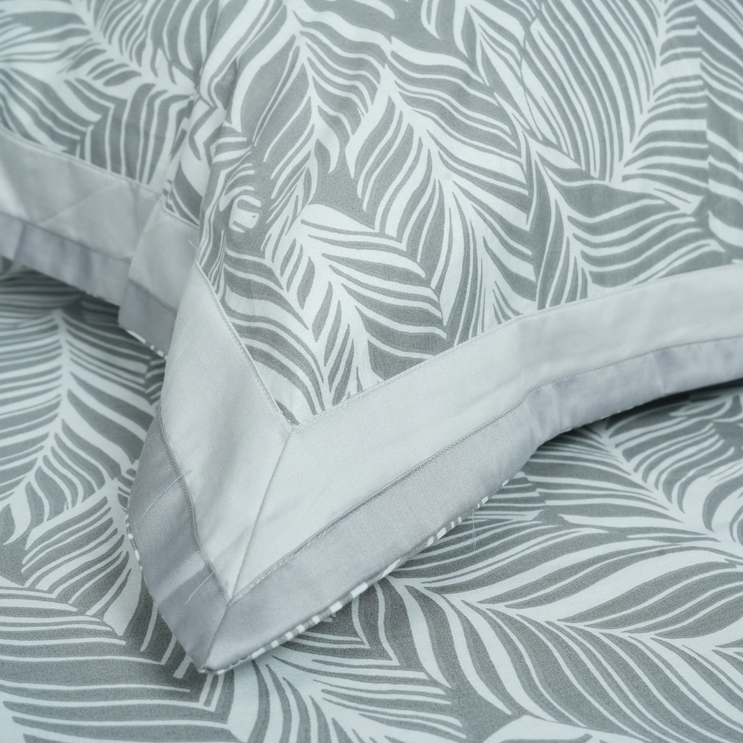 Lavish Palm Veil 100% Cotton King-Size Bedsheet + 2 Pillow Covers