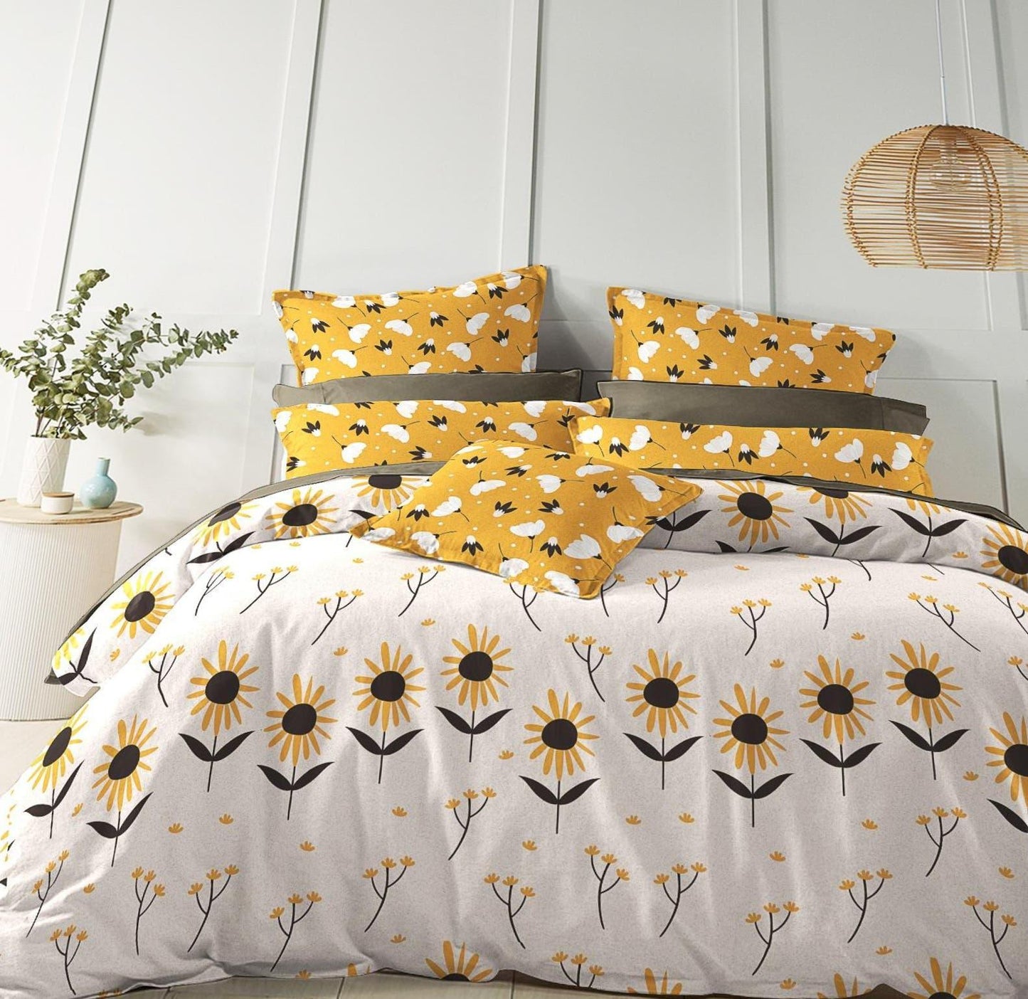 Dreamline Contemporary Floral Queen Size Comforter Set - 1 Bedsheet + 2 Pillow Covers + 1 Comforter (BC)