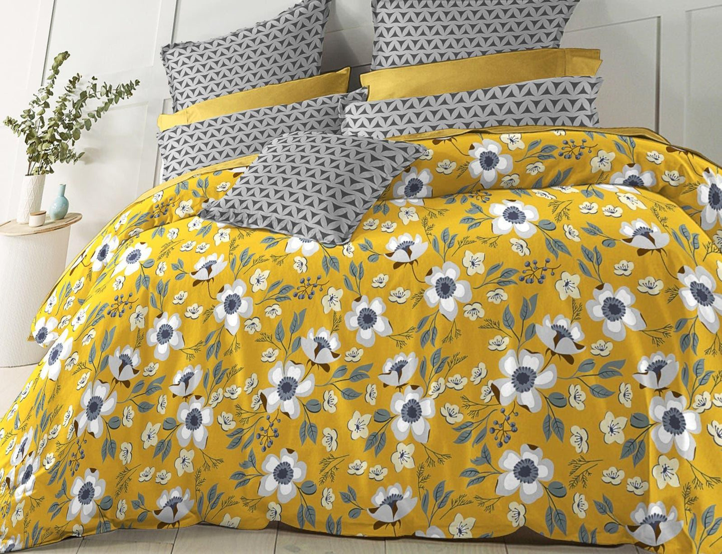 Dreamline Sunlit Meadow Queen Size Comforter Set - 1 Bedsheet + 2 Pillow Covers + 1 Comforter (BC)