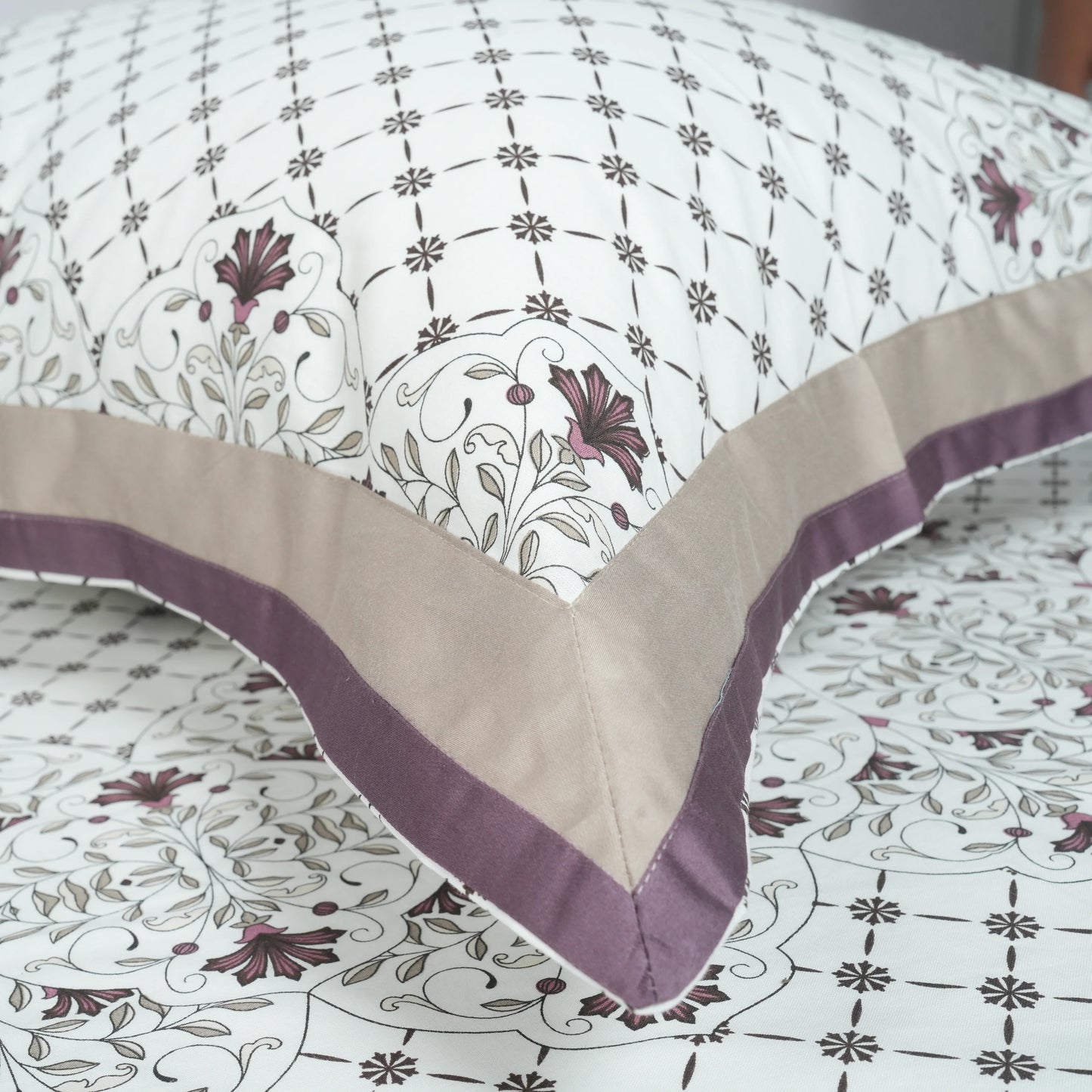 Lavish Vase Line 100% Cotton King-Size Bedsheet + 2 Pillow Covers